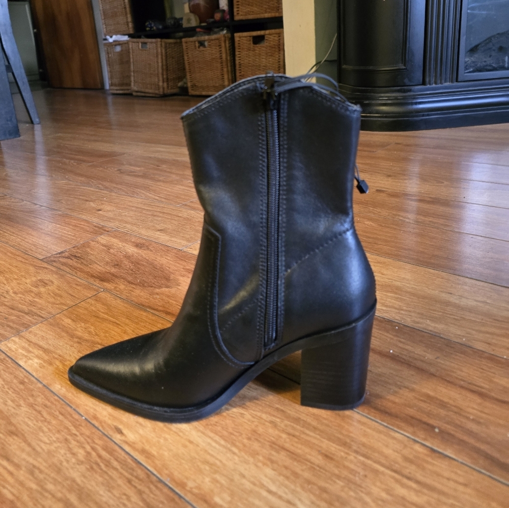 Women's Express Cowboy Style Black Leather Boots Size 6 NWT